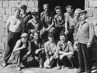 links Hans Held,
     rechts Egon Graf,
     vorn 2. v. rechts Fritz Mittelbach,
     hinten Mitte Lothar Krau&szlig;e